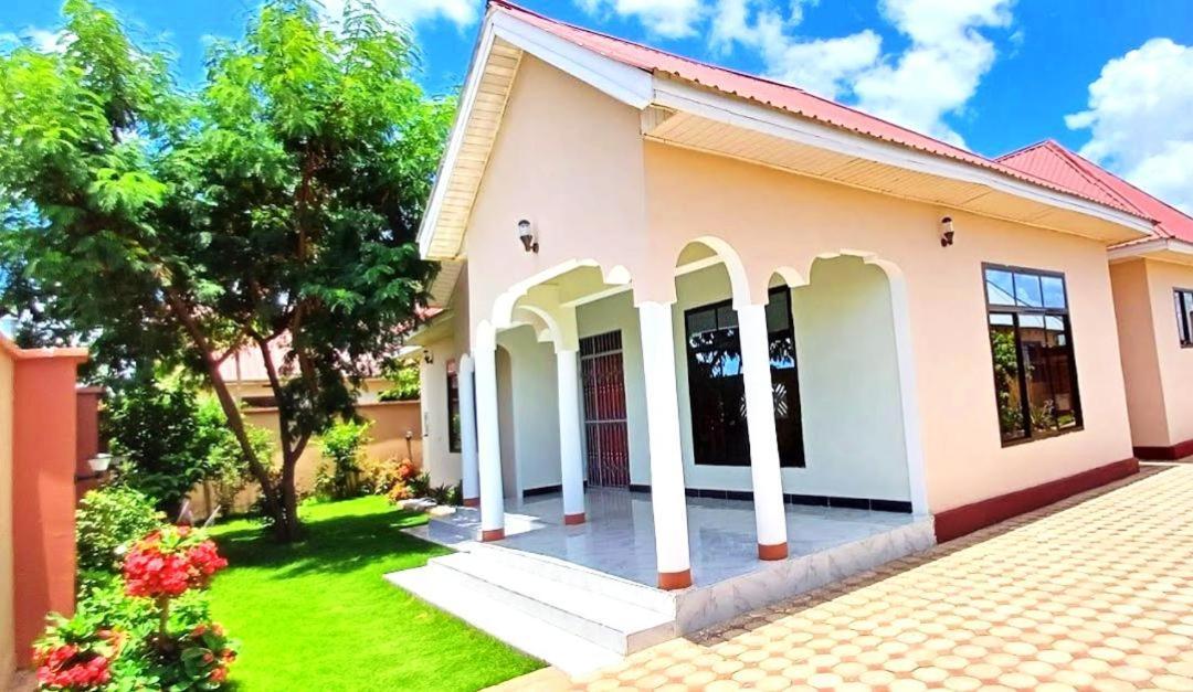 Safi House Bed and Breakfast Boma la Ngombe Εξωτερικό φωτογραφία